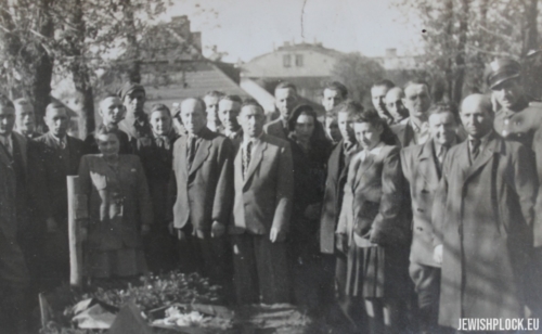 Członkowie społeczności żydowskiej podczas uroczystości na cmentarzu w Płocku, po 1945 r. (fotografia ze zbiorów prywatnych Arie Fuksa)
